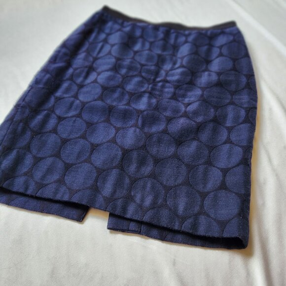 Ann Taylor Dot Jacquard Pencil Skirt | Navy Blue Circles | Size 6 - Picture 5 of 11